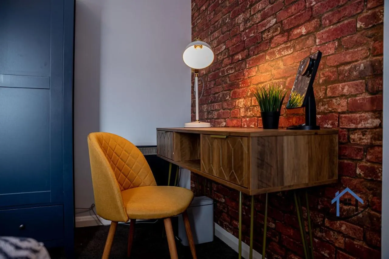 Flat 5, Super King Bed, Free Parking, Workspace, Free Wi-Fi Nottingham Apartment